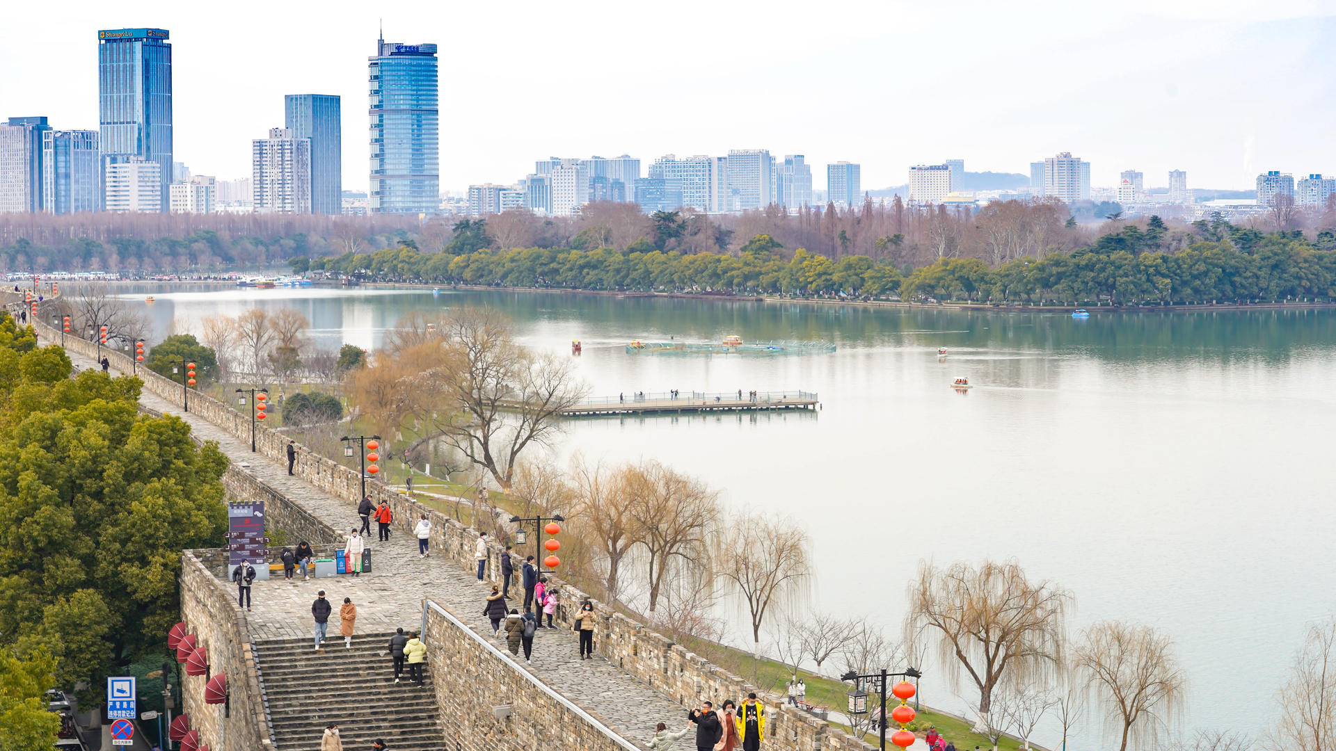 8k实拍南京城墙玄武湖春游人流延时视频的预览图