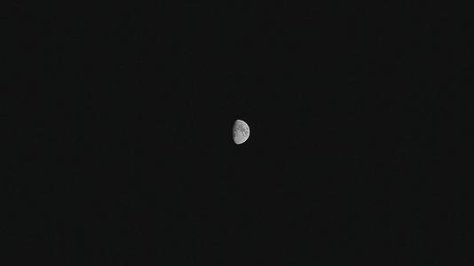 月亮半月上弦月实拍视频的预览图