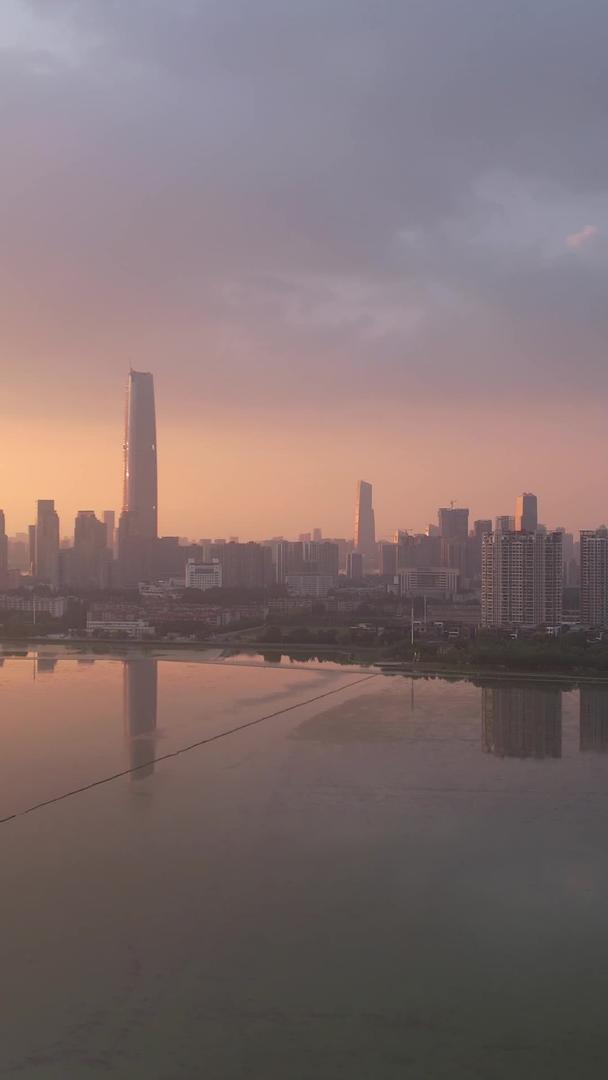 航拍城市天际线高楼夕阳落日天空自然风光街景素材视频的预览图