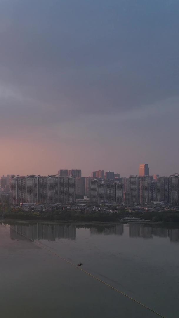 航拍城市天际线高楼夕阳落日天空自然风光街景素材视频的预览图