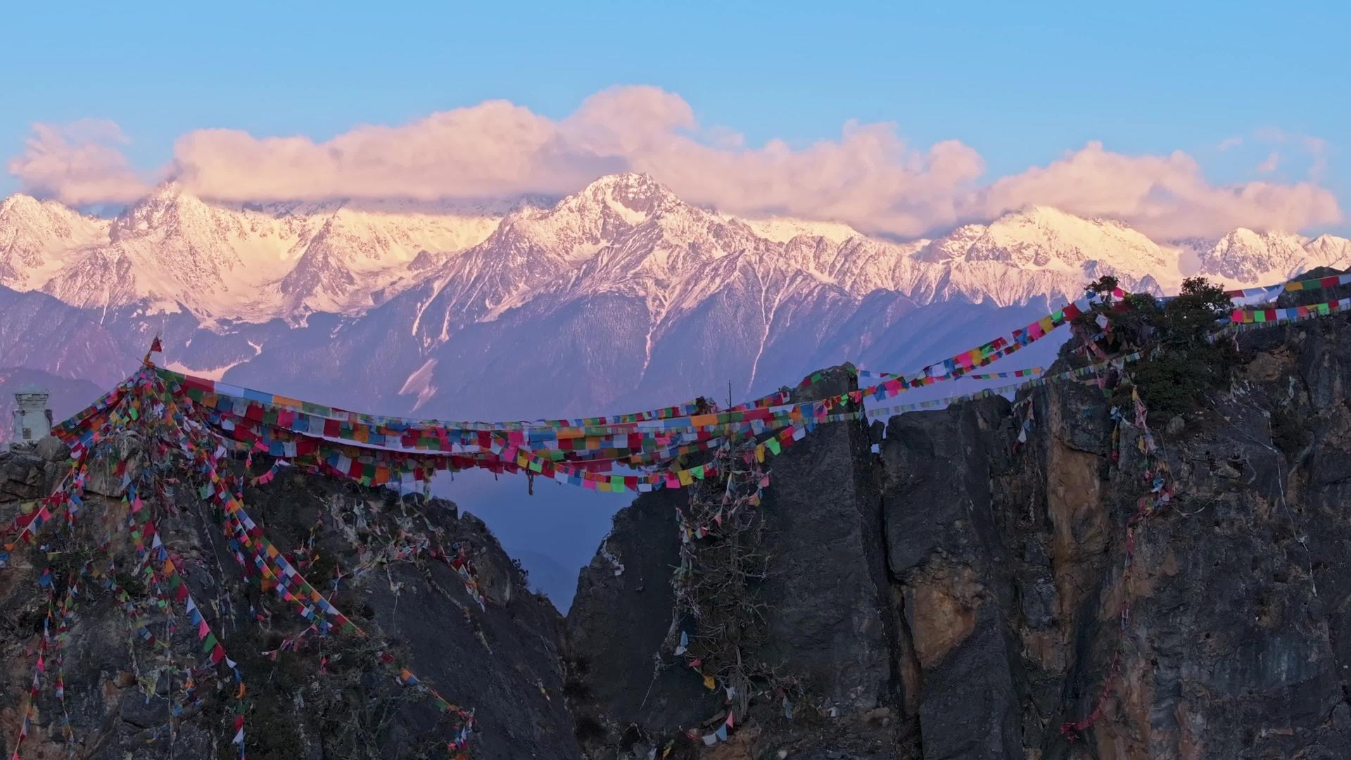 梅里雪山雪达湖景区的佛塔和经幡以及雪山视频的预览图