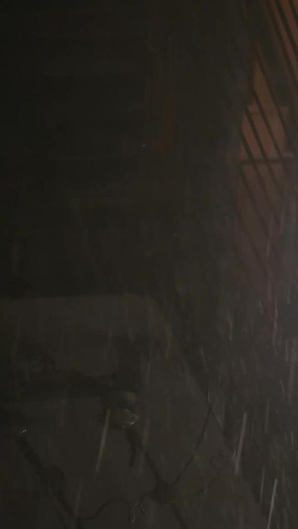 材料慢镜头升级拍摄城市雨季夜晚路灯雨滴视频的预览图