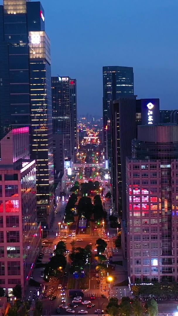 城市中心的航拍夜景视频的预览图