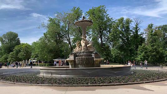 欧洲城市公园喷泉实拍视频视频的预览图