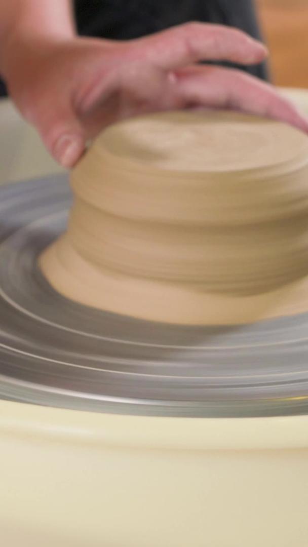 陶瓷手工制作陶瓷传统技术泥胚修底底视频的预览图