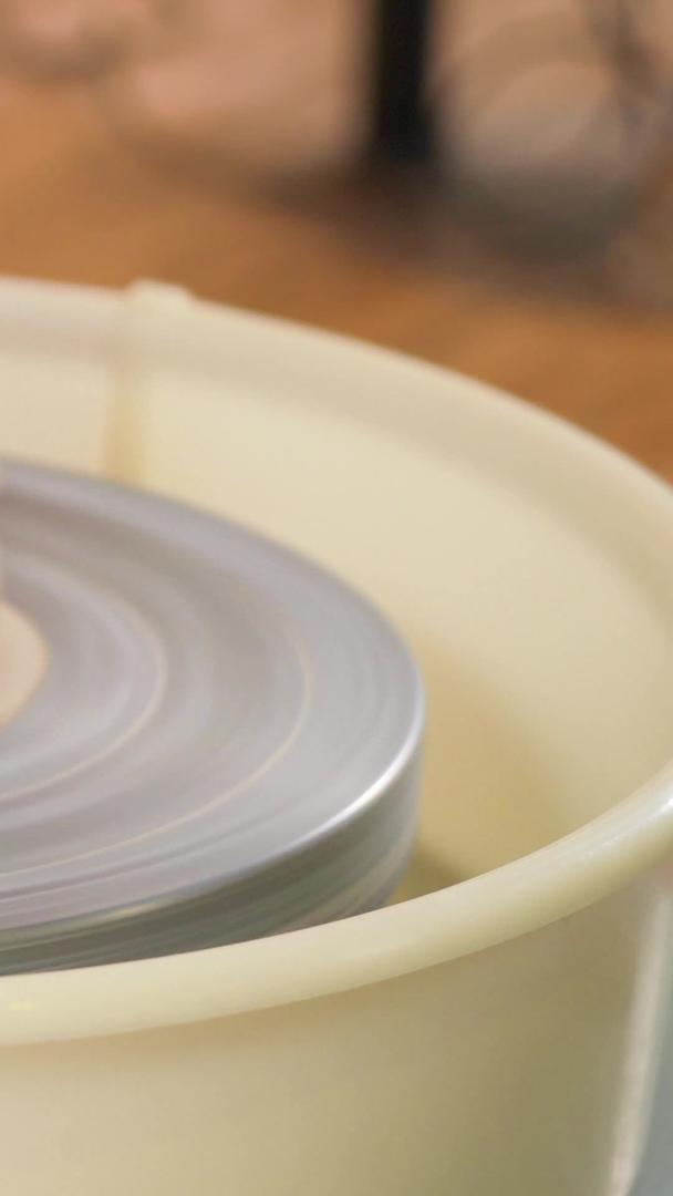陶瓷手工制作陶瓷传统技术泥胚修底底视频的预览图