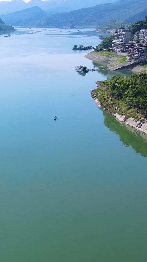 航拍城市长江船驶过江面江水视频的预览图
