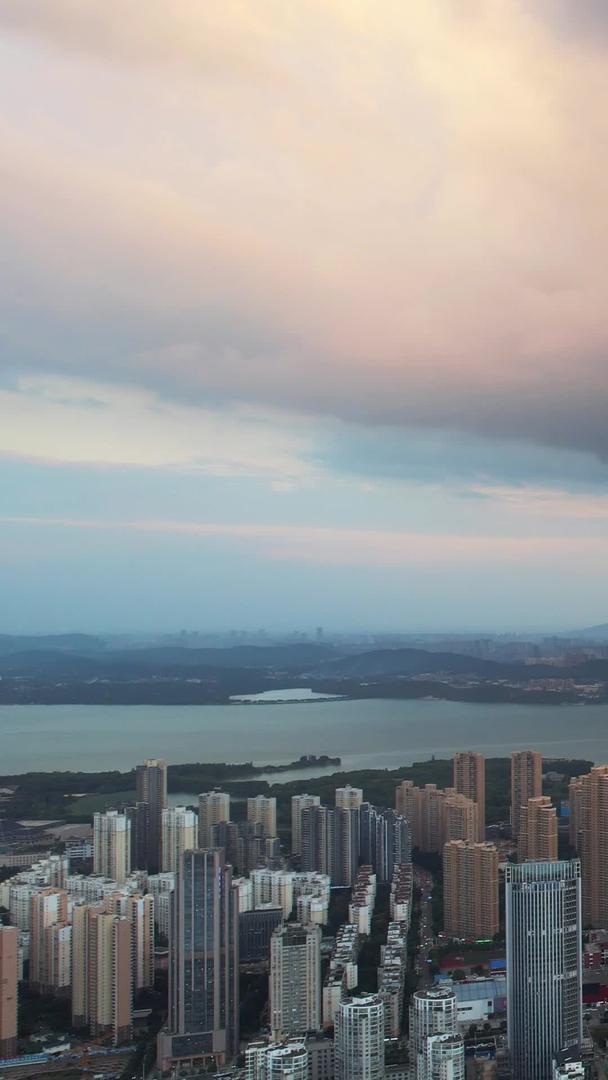 航拍城市天际线天空自然风光暴雨来临前雨旗气象素材视频的预览图