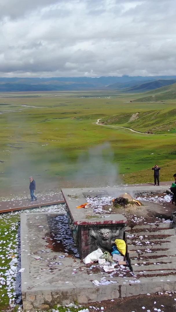藏民向撒纸风马旗祈祷航拍视频视频的预览图