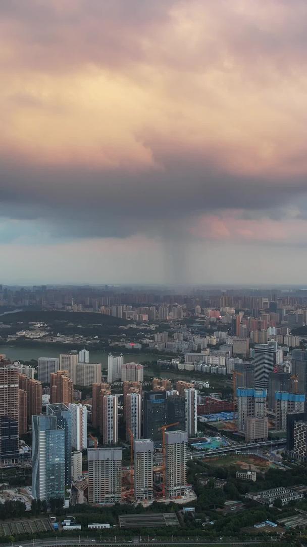 航拍城市天际线天空自然风光暴雨来临前雨旗气象素材视频的预览图