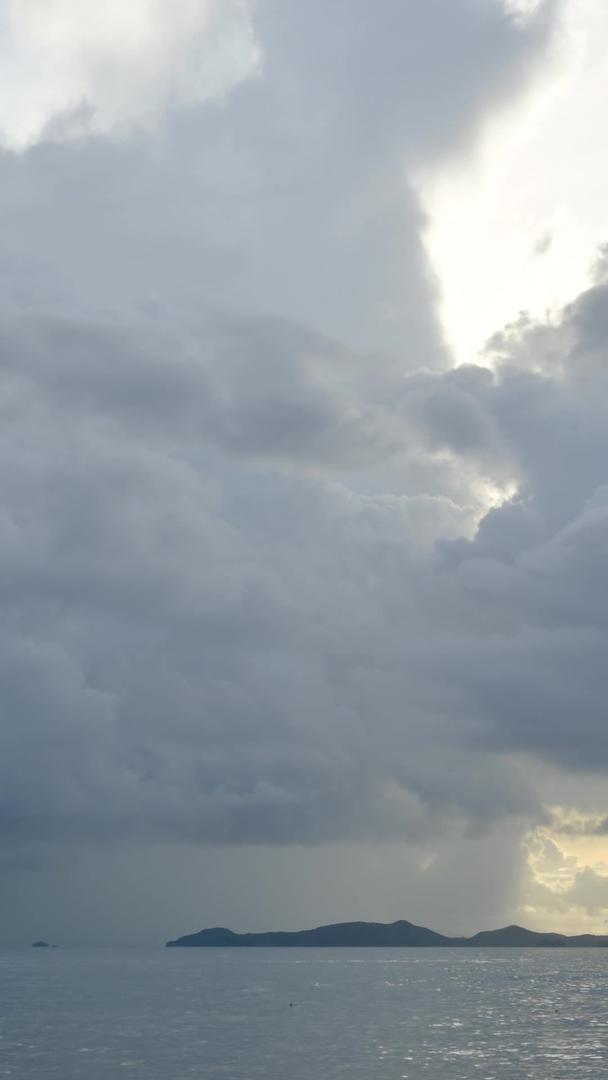 清晨海边的风云变化视频的预览图