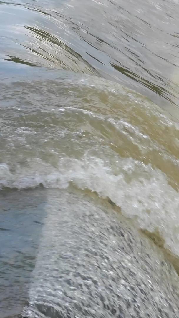 河流洪水的真实拍摄视频的预览图