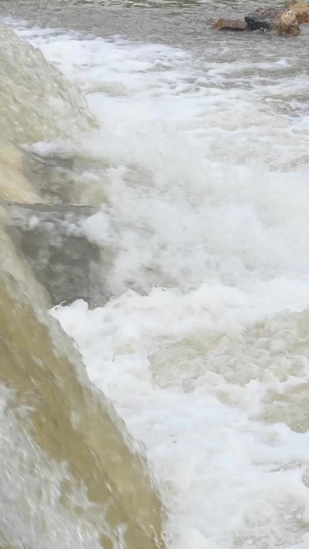 河流洪水的真实拍摄视频的预览图