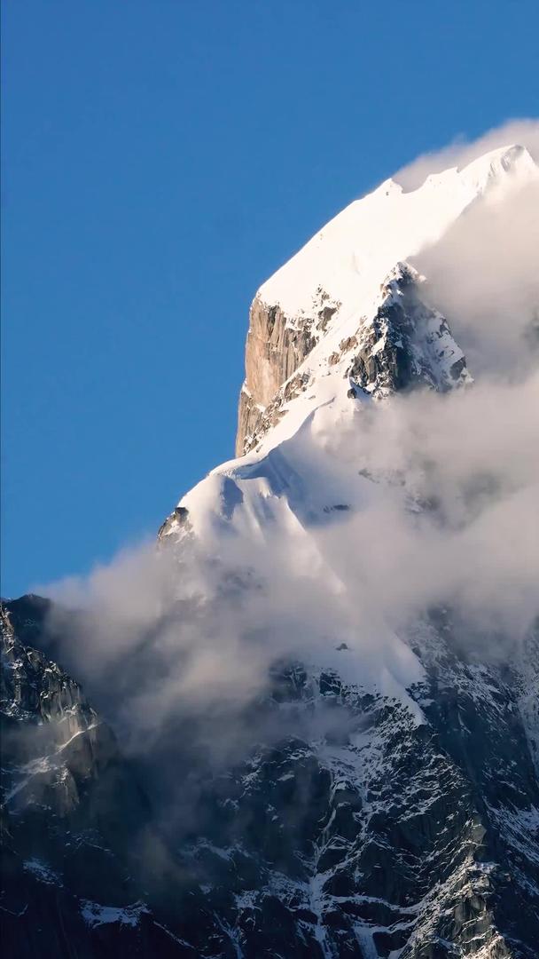 延迟视频素材川西藏区雪山主峰云流视频的预览图