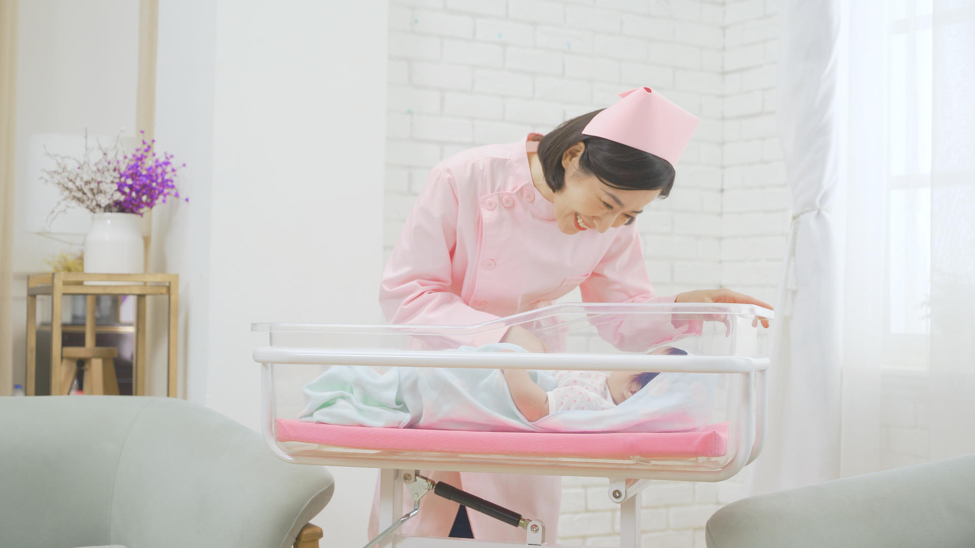 4k居家坐月子看护妇护士照顾在婴儿车里的婴儿视频的预览图