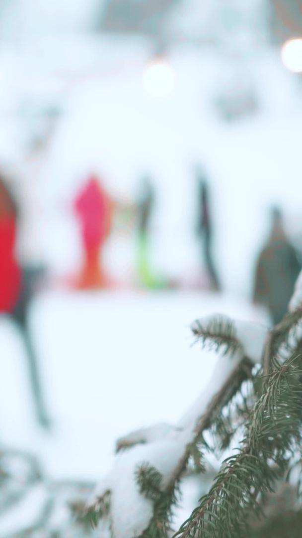 冬季户外滑雪运动场的游客视频的预览图
