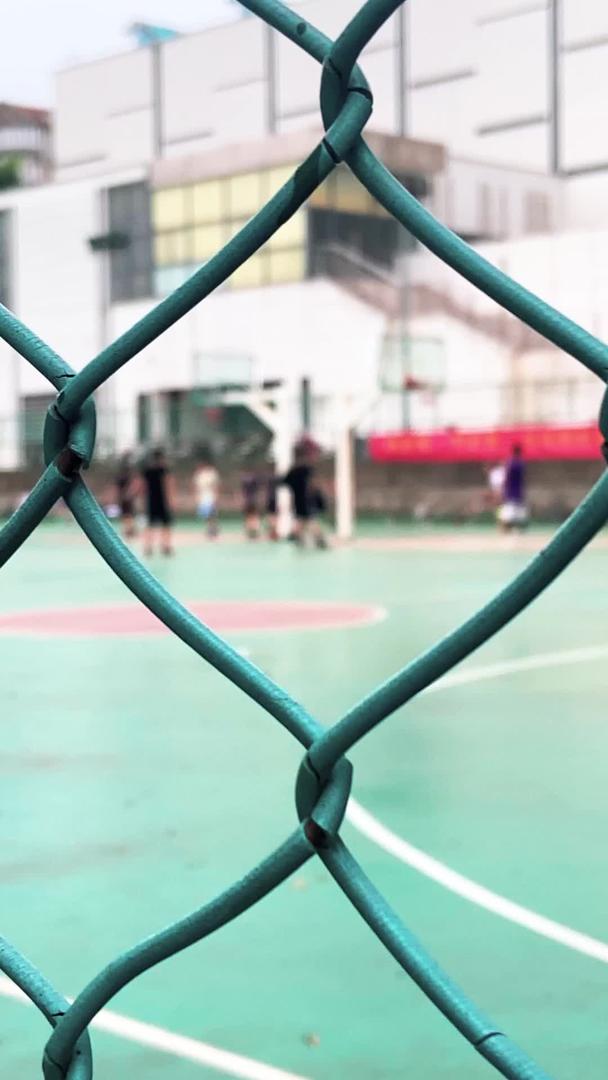 校园篮球场学生娱乐篮球打篮球场视频的预览图