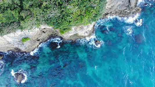 长滩岛海岸礁石边视频的预览图