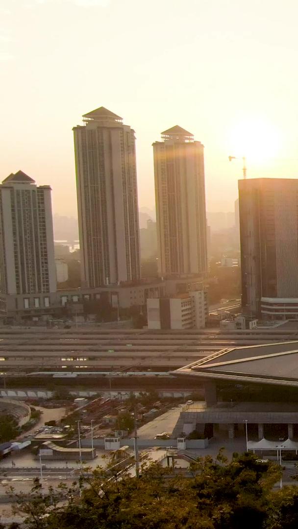 柳州高铁站航拍清晨日出视频的预览图