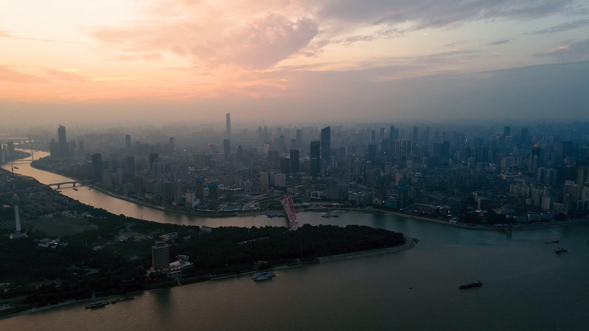 4K航拍晚霞天气的长江汉江两江交汇城市风光视频的预览图