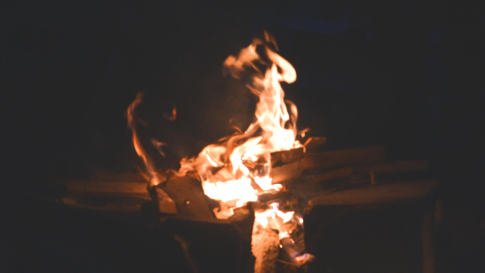 冬季寒冷夜间慢慢镜头升格室外取暖柴火火焰4k素材视频的预览图