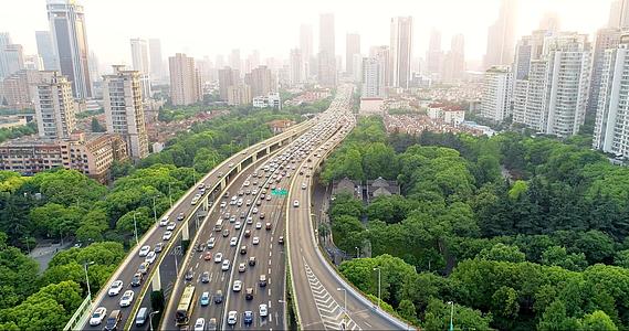 4k上海高架车水马龙视频的预览图