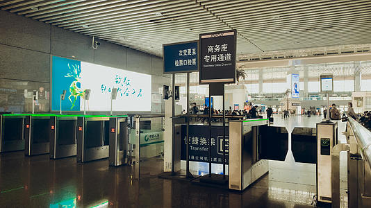 4k实拍南京南站自动检票机视频的预览图