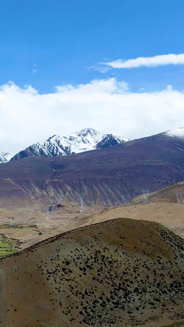 川藏公路航拍最美雪山蓝天白云视频的预览图
