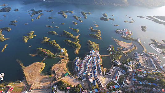 航拍湖北4A级旅游景区仙岛湖上星罗棋布的小岛自然风光4k素材视频的预览图