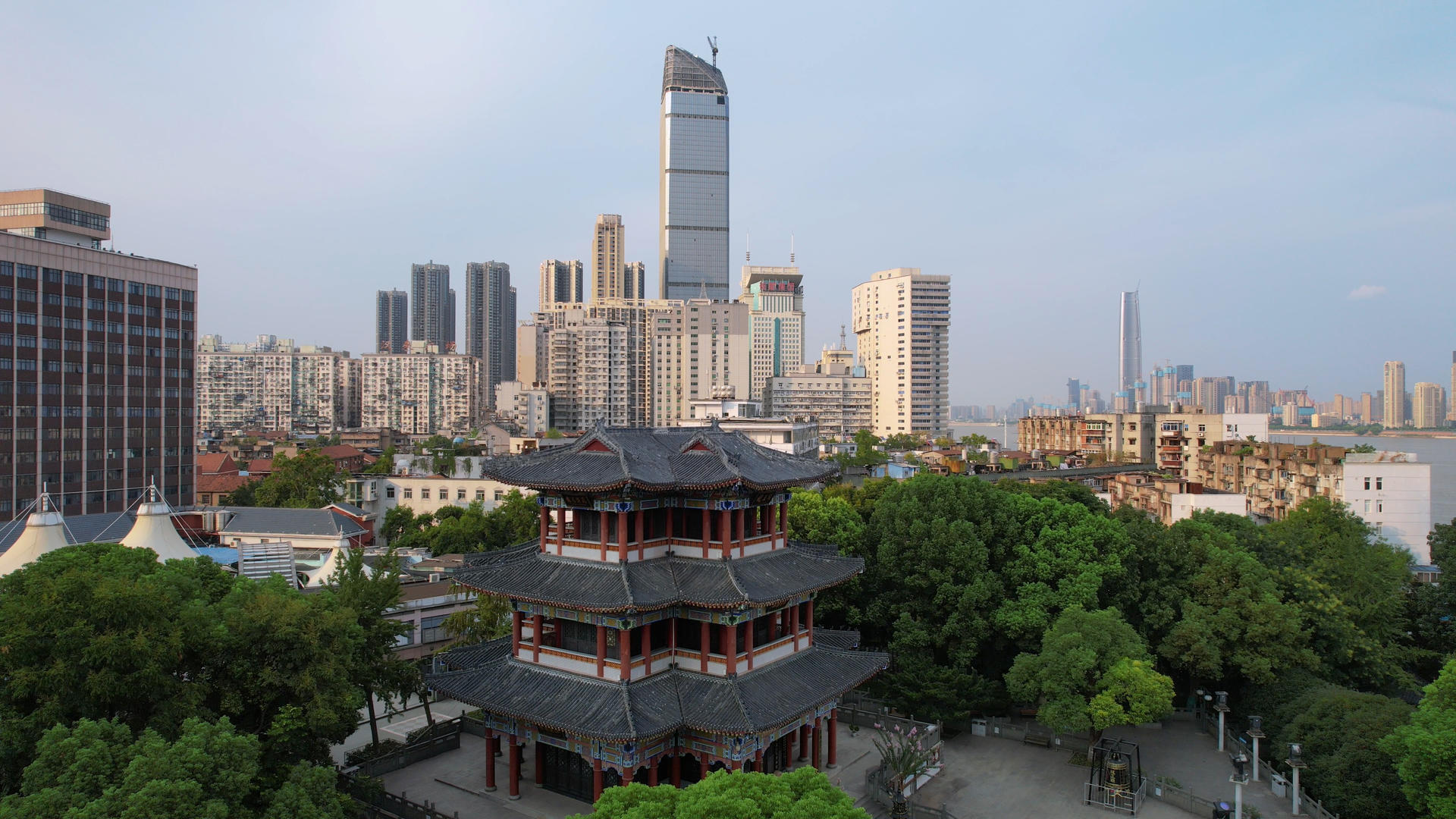 航拍城市古建筑武汉地标龙王庙与天际线高楼同框4k素材视频的预览图