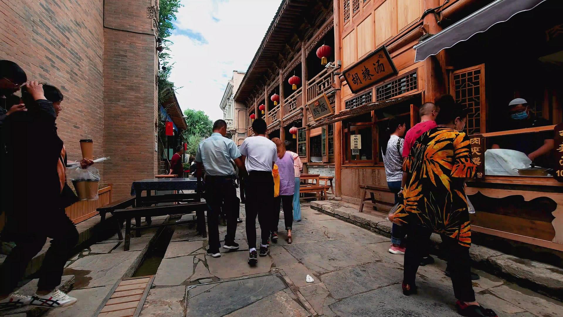 4K青海永安古城古镇人来人往川流不息延时视频素材视频的预览图