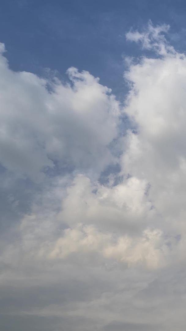 蓝天白云在暴雨前变化视频的预览图