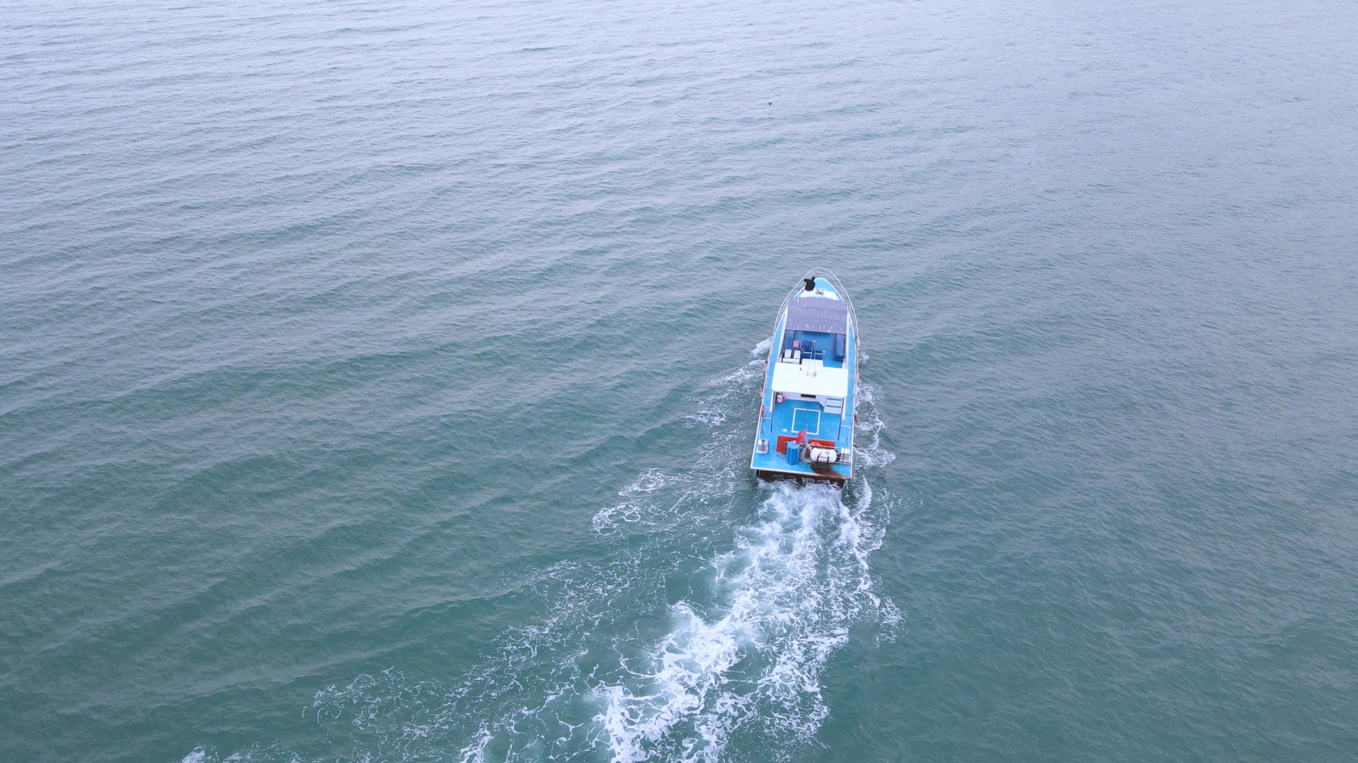 航拍蓝色海洋上出海打渔的渔民4k素材视频的预览图