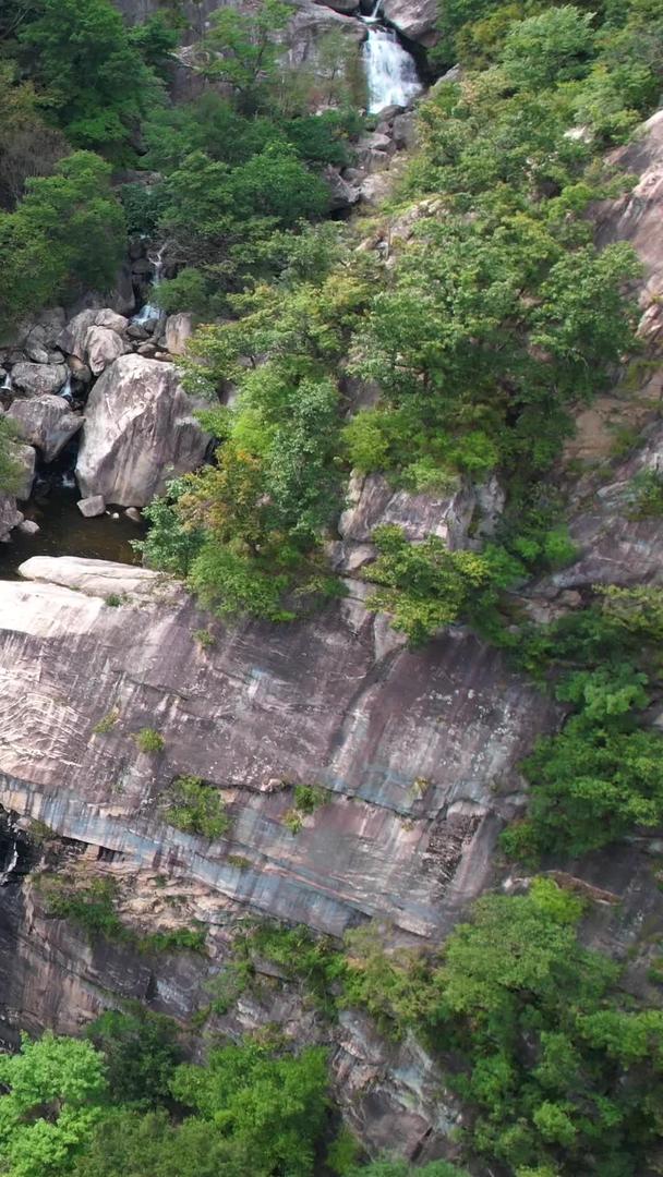 5A洛阳白云山九龙大峡谷景观区龙瀑布航拍视频视频的预览图