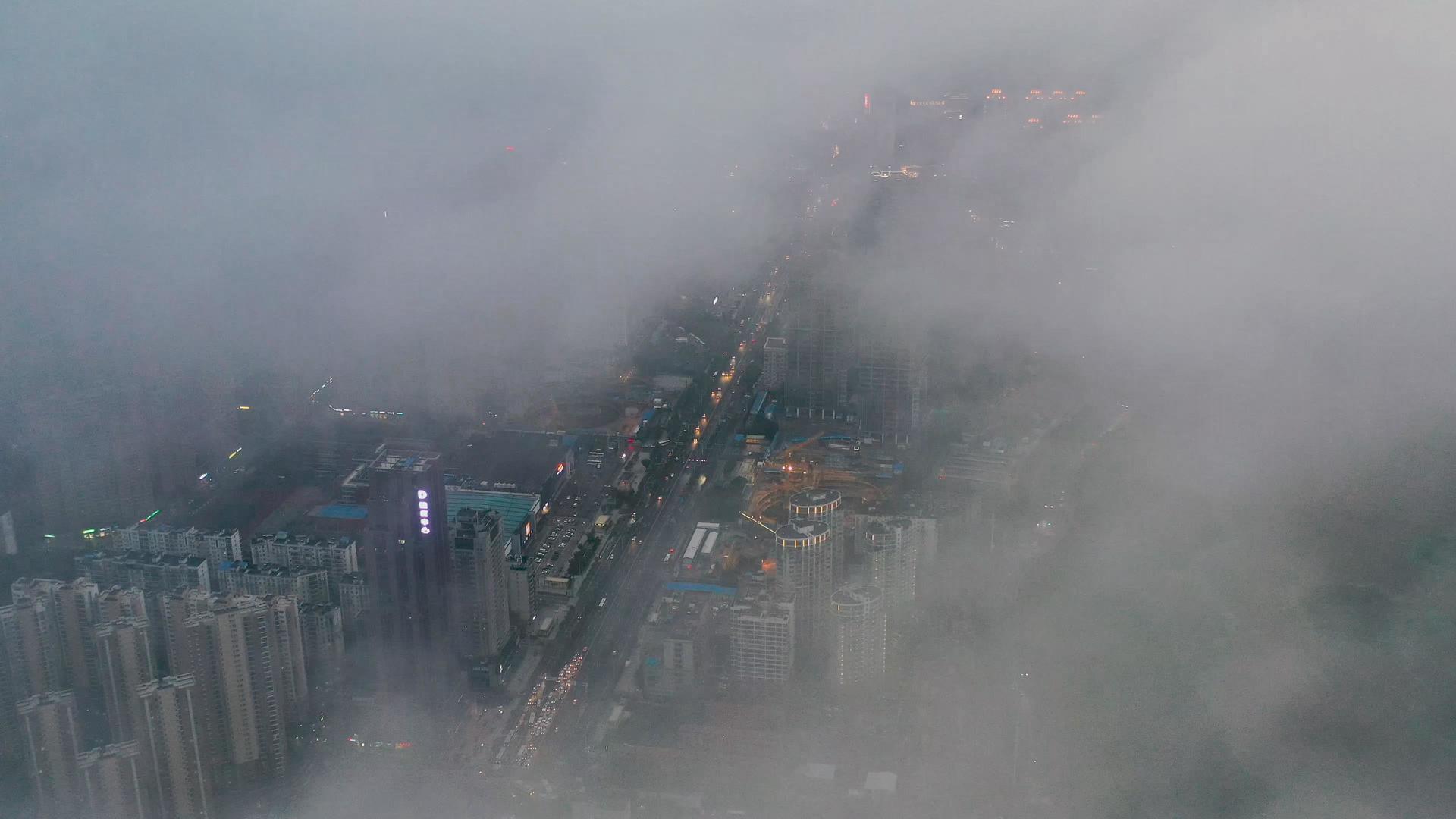 4K航拍平流雾下的城市夜景和交通视频素材视频的预览图