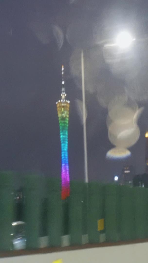 夜晚雨后窗外灯火通明的广州塔视频的预览图