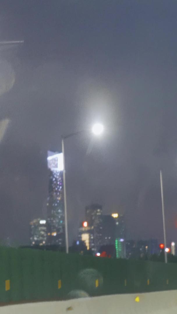 夜晚雨后窗外灯火通明的广州塔视频的预览图