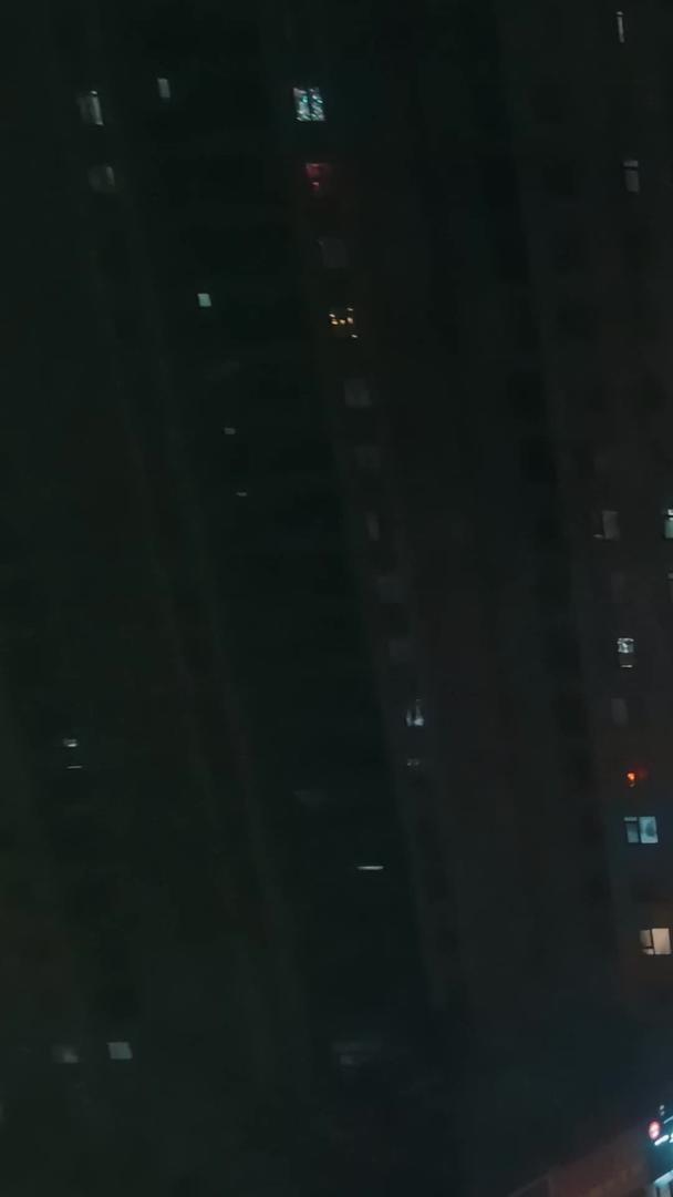 夜晚城市高楼俯视车流延迟摄影视频的预览图