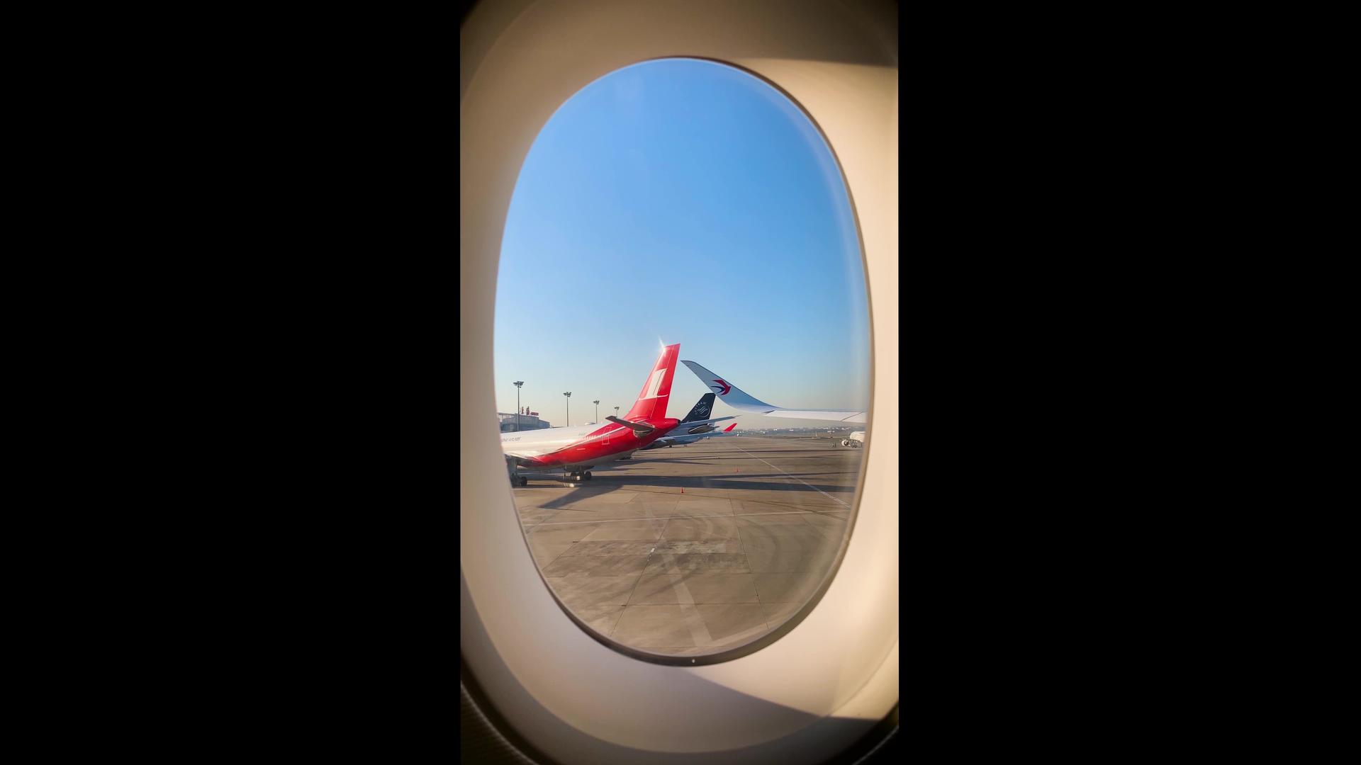 从飞机舷窗实拍飞机滑行起飞视频合集视频的预览图