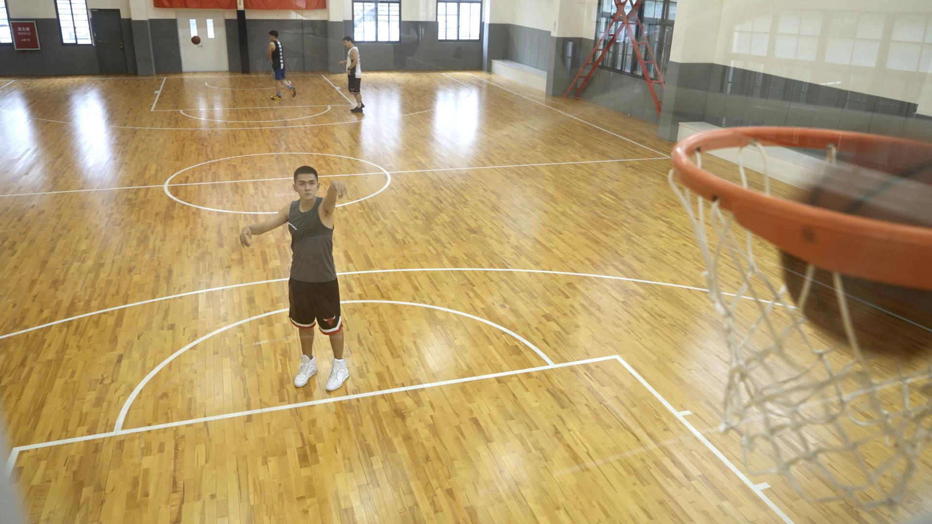 室内篮球场投篮训练视频的预览图