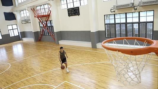 室内篮球场三步上篮视频的预览图
