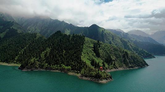 航拍5A景点新疆天山天池景区大天池与延绵山脉视频视频的预览图
