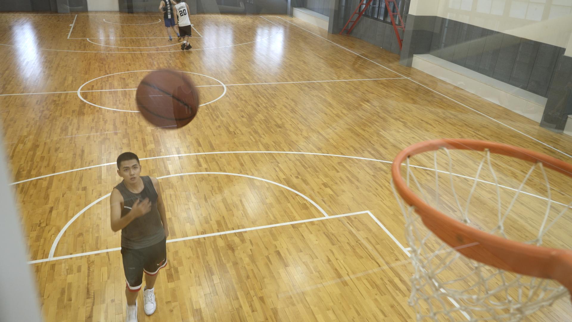 室内篮球场训练补球视频的预览图