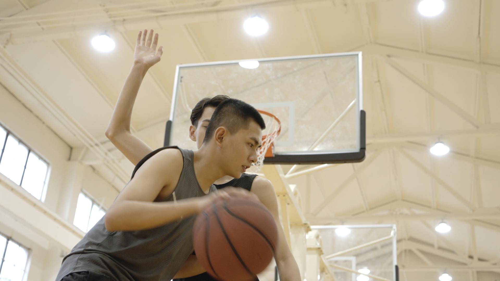 篮球场内两人对抗单挑进攻视频的预览图