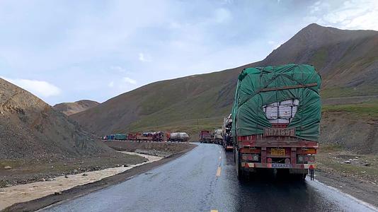 青藏公路堵车视频视频的预览图