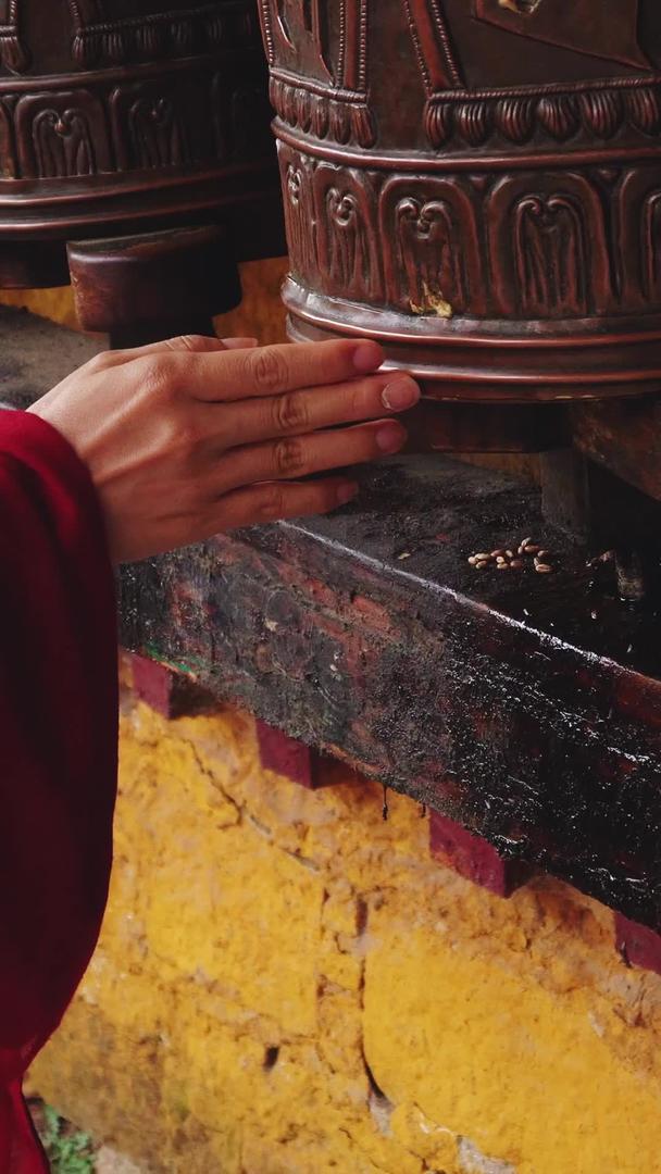 藏传佛教转经轮祈福视频的预览图