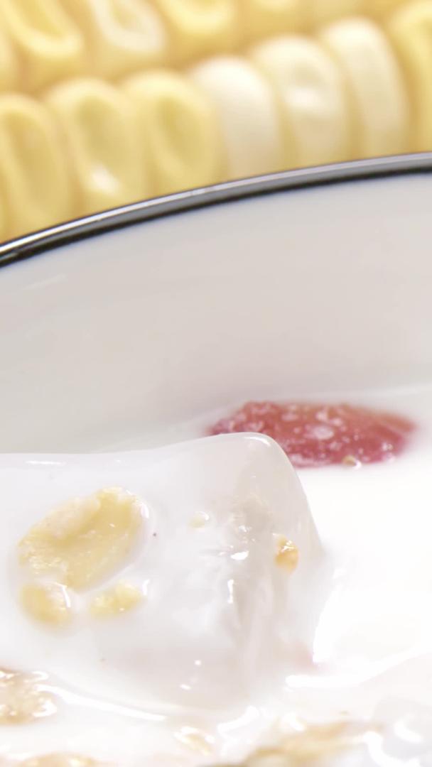 早餐燕麦片酸奶展示视频的预览图
