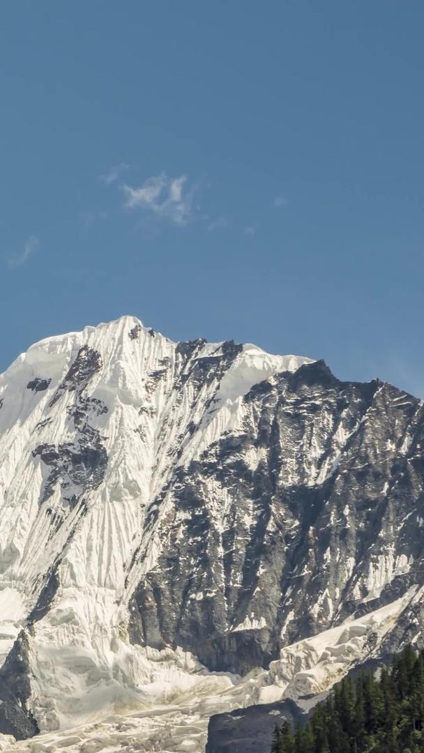 延时西藏最美318国道米堆冰川朗秋冰川素材视频的预览图