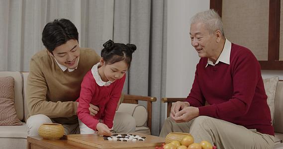 春节孙女和爷爷一起下棋视频的预览图