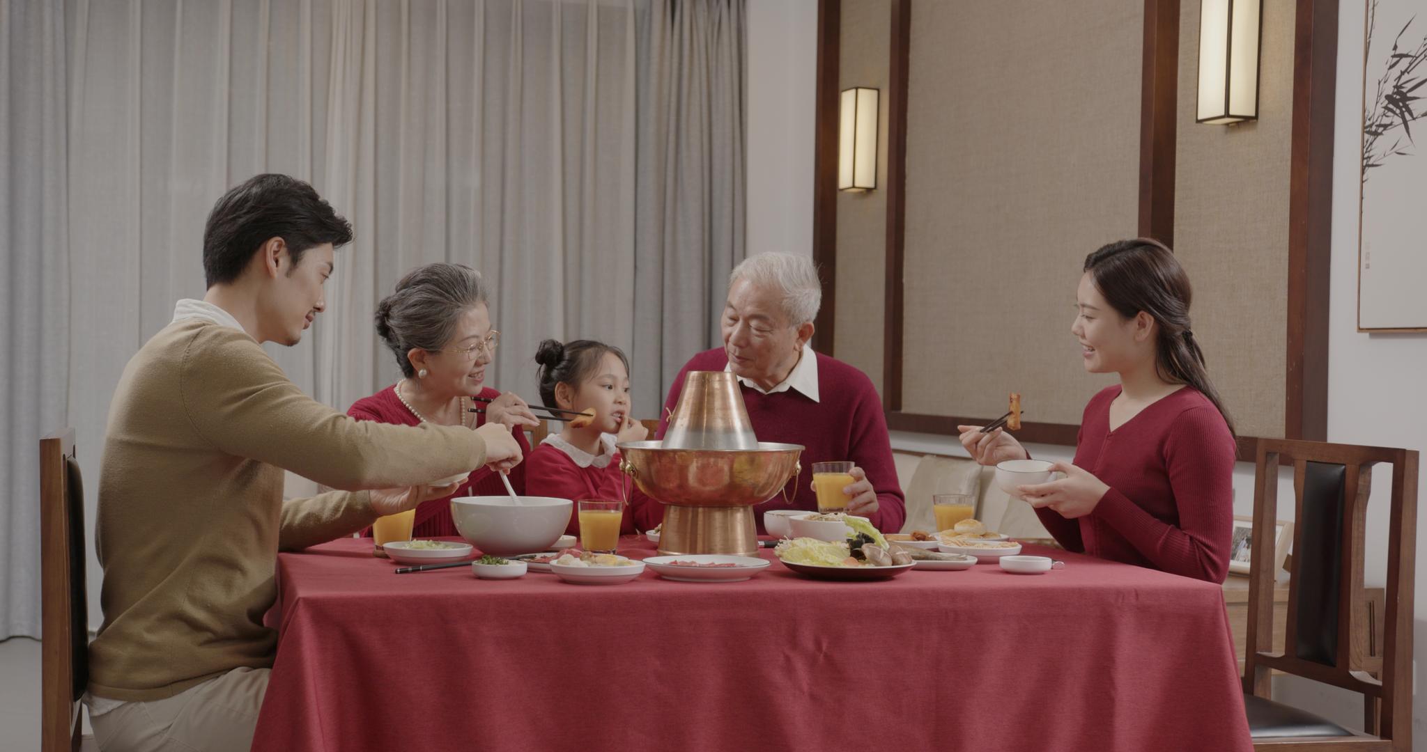 一家人春节团聚吃年夜饭视频的预览图